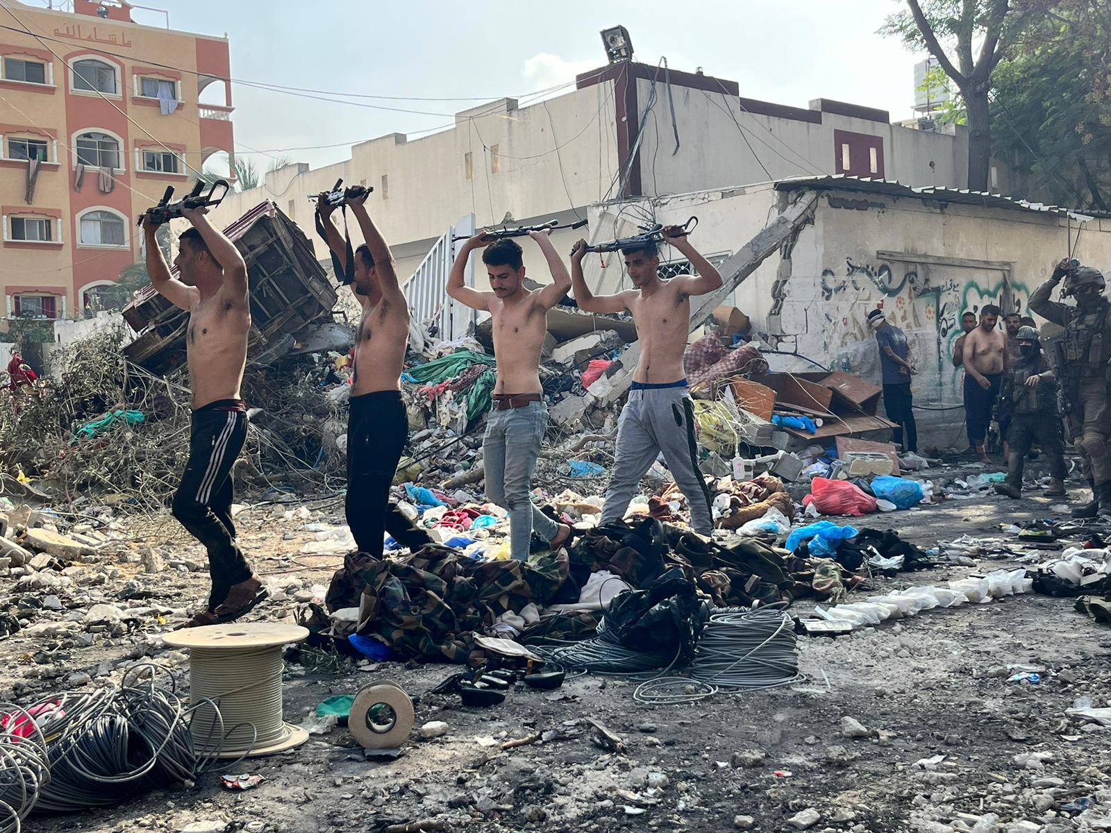 עזתים יוצאים מבית חולים עם נשק, רצועת עזה