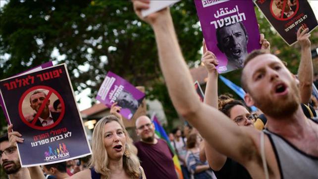 הפגנה של הלהט"ב נגד דברי שר החינוך רפי פרץ