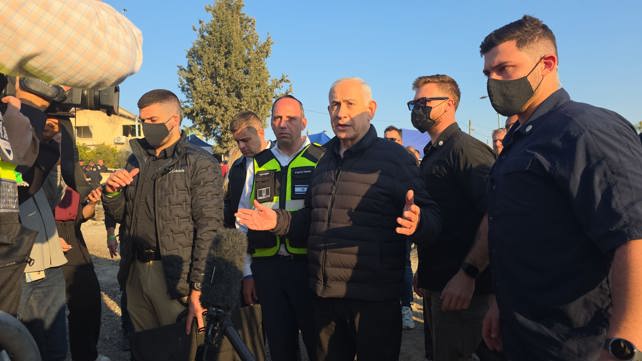 ראש הממשלה בנימין נתניהו בזירת נפילת הטיל בבבית שמש