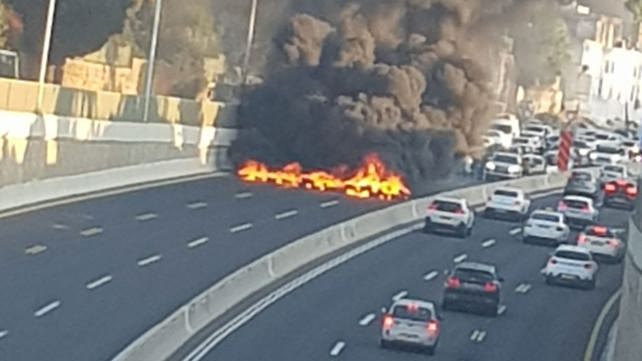 מחלף כפר שמריהו: מפגינים הבעירו צמיגים באש וחסמו את הנתיב