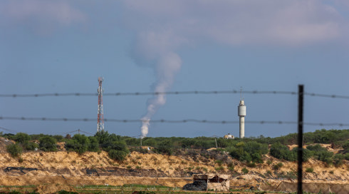 מטענים וצמיגים בוערים: התפרעויות אלימות בגבול רצועת עזה