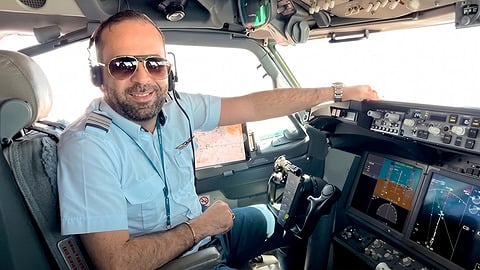העלה תמונה של חמינאי עם לבבות: טייס יונייטד איירליינס לא יורשה לטוס לישראל
