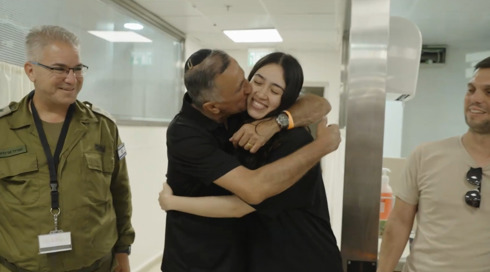 שמחה מהולה בעצב: אביו של אלמוג מאיר לא זכה לראותו חוזר מהשבי