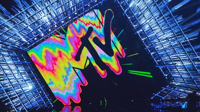 לוגו MTV על במת טקס פרסי ה-VMA בלוס אנג'לס, 2015