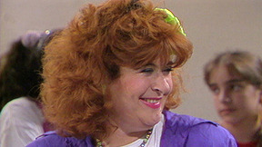 ציפי שביט, חולצה סגולה, שרשרת