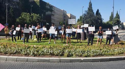 מפגינות נגד אלימות כלפי נשים צעקו על גנץ: "הממשלה ישנה בשקט עם כל הנרצחות"
