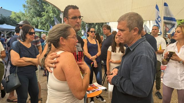 גל הירש במטה משפחות החטופים
