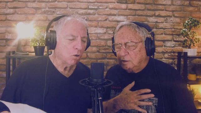 חנן יובל ודני בסן, מתוך הקליפ "קורא ברוח"