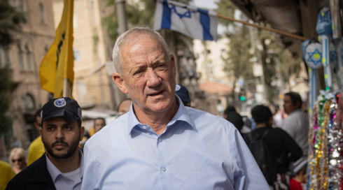 בני גנץ בהלוויית ראש המועצה: ״אעבור לגור בעוטף עזה״