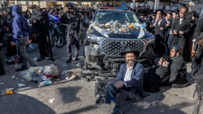 דוח החניה שהביא להתפרעויות | מהומות בירושלים: חרדים הפכו ניידת – שוטרים נפצעו