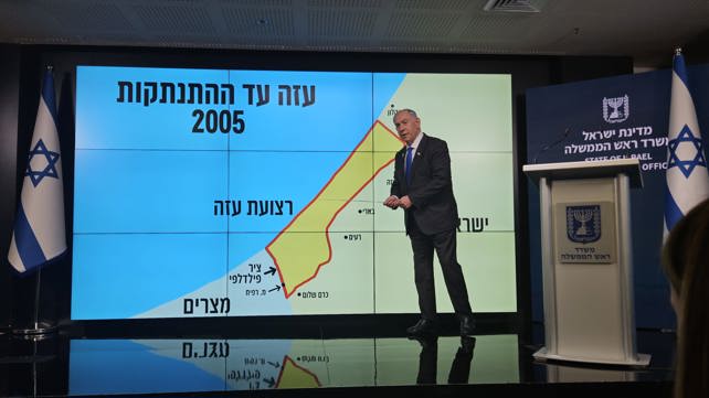 בנימין נתניהו במסיבת עיתונאים, מציג את ציר פילדלפי