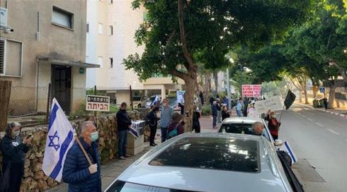 מחאות מול ביתו של אשכנזי: המפגינים נקנסו באלפי שקלים