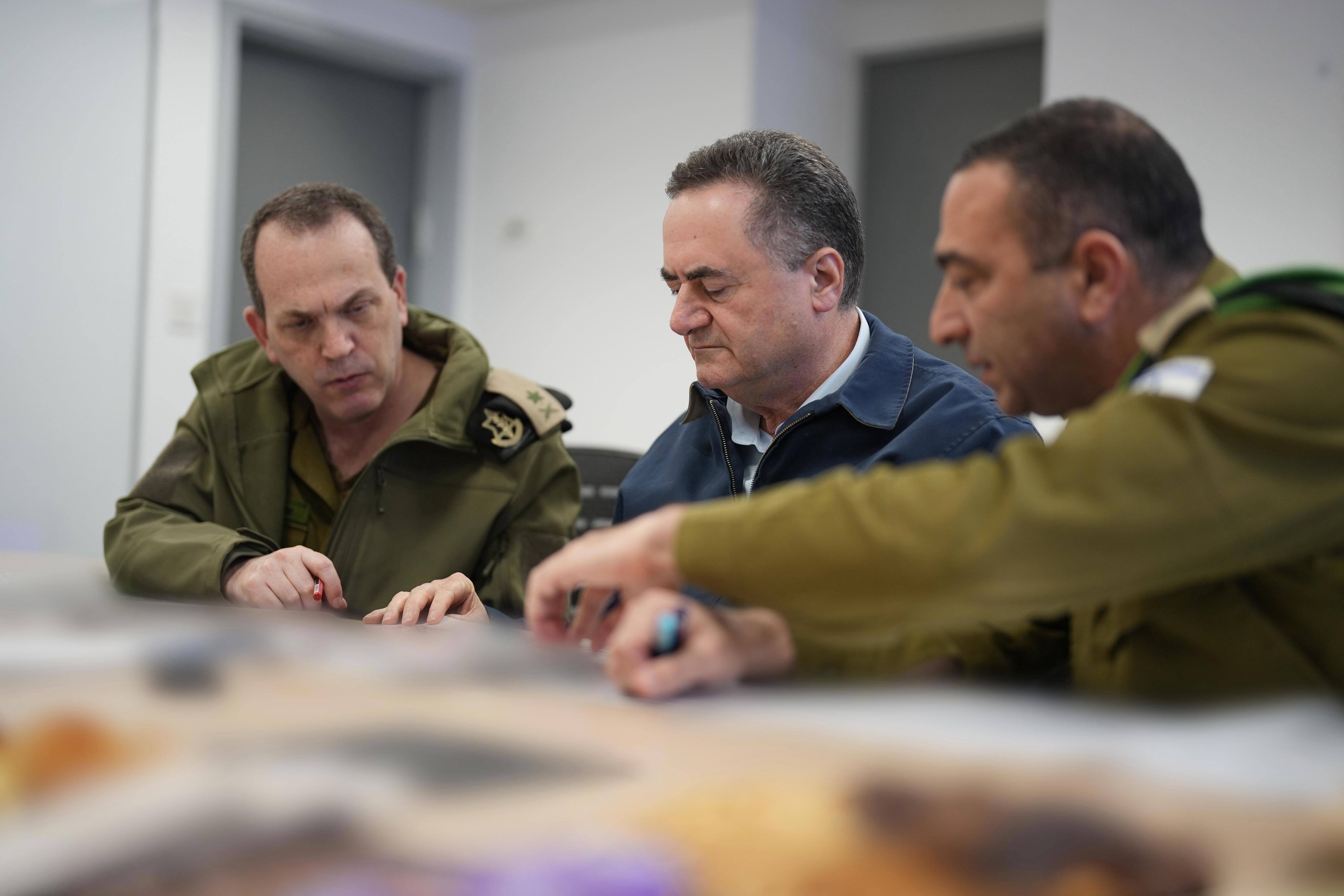 שר הביטחון ישראל כ" בבור הפיקוד של אגף המבצעים
