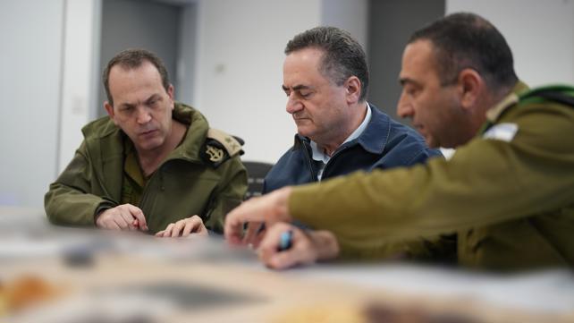שר הביטחון ישראל כ" בבור הפיקוד של אגף המבצעים