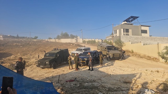 כוחות הביטחון ליד הבית בקוסרה