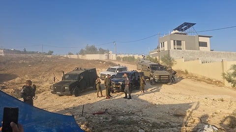 כוחות הביטחון ליד הבית בקוסרה
