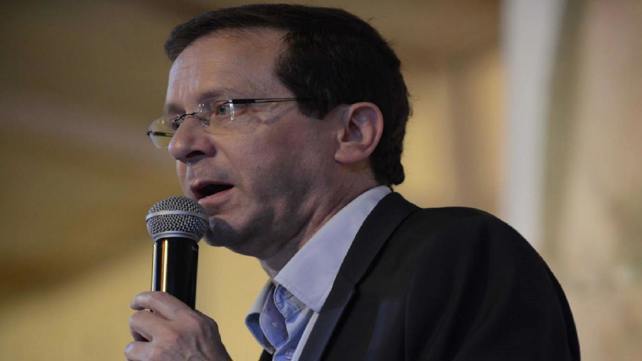 יו"ר העבודה המודח, יצחק הרצוג, באירוע קמפיין בחירו