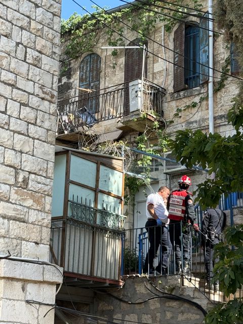 כוחות הצלה פועלים בזירת קריסת המרפסת (צילום: הערשי פרלמוטר)