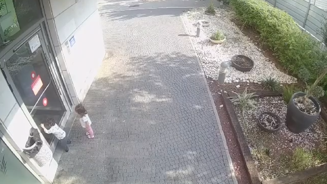 שלושה פעוטות הסתובבו ברחוב ללא השגחה