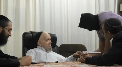 תיעוד: הרב המפורסם בירך את החשודים משדה תימן - ועודד התעללות?