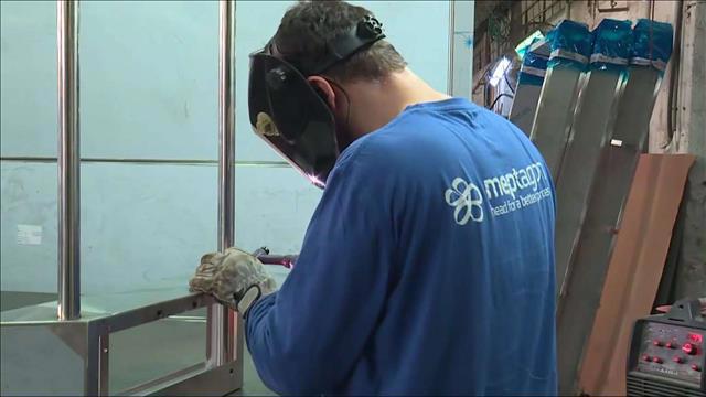 המפעלים זקוקים לעוד ידיים עובדות, השכר הנמוך