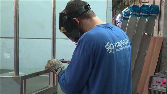 המפעלים זקוקים לעוד ידיים עובדות, השכר הנמוך