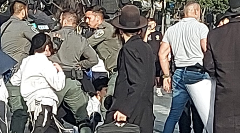 "נמות ולא נתגייס": מאות חרדים מפגינים בירושלים נגד חוק הגיוס