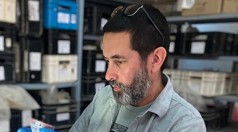 "במוות אין שמאל או ימין": מזהה החללים היחיד מסוגו בריאיון ראשון