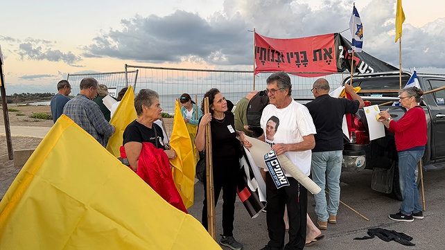 יעקב גודו, אביו של תום ז"ל, במהלך מחאה בקיסריה במלאת שלוש שנים ל-7 באוקטובר