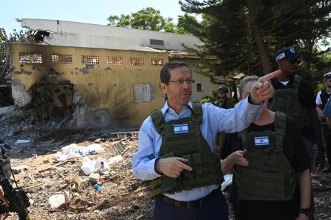 הרצוג בקיבוץ בארי