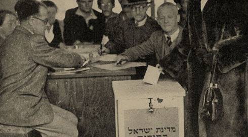 הנשיא חיים ויצמן ממתין בעוד אשתו ורה מצביעה בבחירו