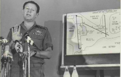 הרמטכ"ל מרדכי גור במסיבת עיתונאים בה הוא מפרט על מבצע אנטבה