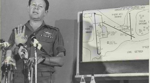 הרמטכ"ל מרדכי גור במסיבת עיתונאים בה הוא מפרט על מבצע אנטבה