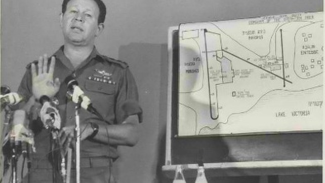 הרמטכ"ל מרדכי גור במסיבת עיתונאים בה הוא מפרט על מבצע אנטבה