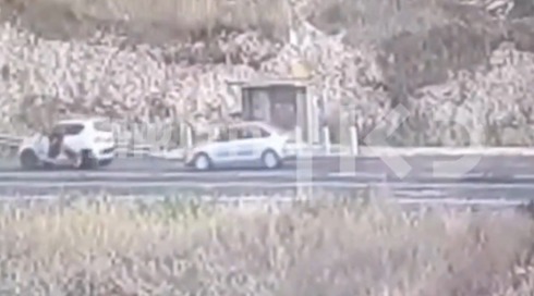 תיעוד: נהג פלסטיני התנגש ברכב ישראלי - ושדד אותו