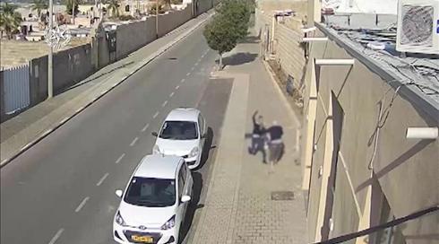עוקב, מגיח מאחור ודוקר: תיעוד מהפיגוע ביפו בחודש שעבר