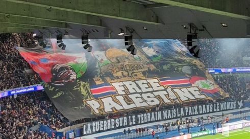 אחרי שהאולטראס הניפו שלט ענק עם הכיתוב "Free Palestine": שר הפנים של צרפת נזף בפס"ז'