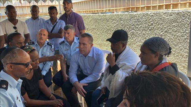 השר גלעד ארדן בבית משפחת טקה בקרית חיים