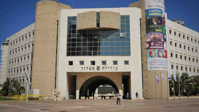 לראשונה: קנסות בשבת לחנויות מתחם