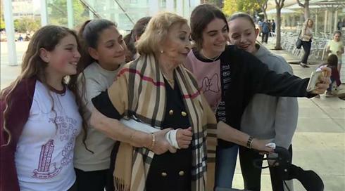 "מנהלת סיפור אהבה עם הקהל": ליא קניג חוגגת את החיים