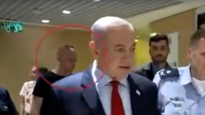 אלי פלדשטיין בפמליית ראש הממשלה בנימין נתניהו בבור חיל האוויר בקריה