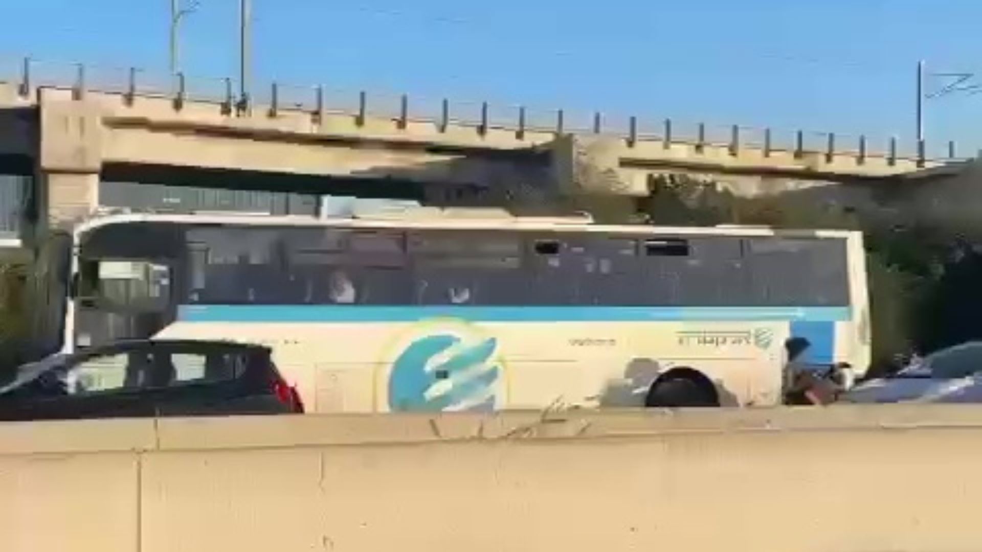 נהג אוטובוס נדקר בכביש 20