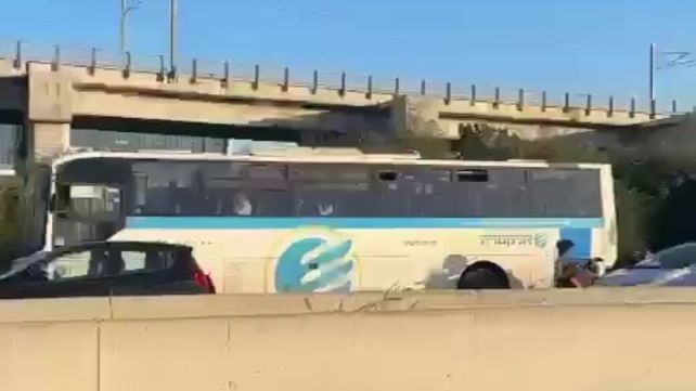נהג אוטובוס נדקר בכביש 20