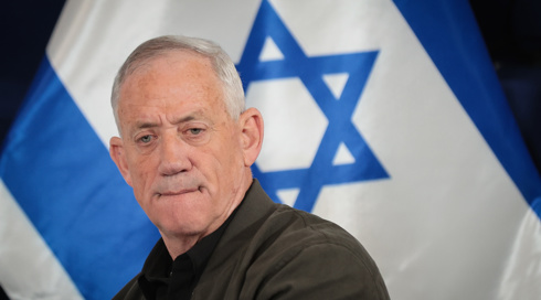 גנץ לא יזוז מראשות המפלגה לטובת איזנקוט: "אמשיך להוביל"