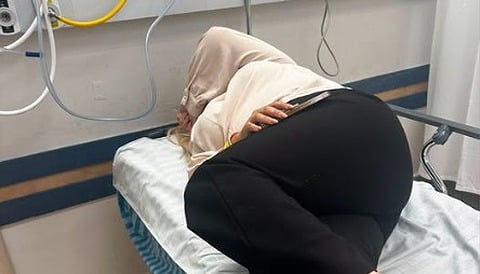 נילי אהרון על מיטת בית החולים בסורוקה לאחר העימות צילום: מתוך חשבונה של נילי אהרון בפייסבוק