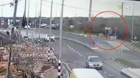 דוקר, יורה ונמלט לזירה נוספת: תיעוד הפיגוע בצומת אריאל