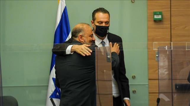 ח"כ מנסור עבאס מתחבק עם ח"כ מיקי זוהר בעת בחירתו ליו"ר הועדה הזמנית לענייני החברה הערבית. 26.04.21 