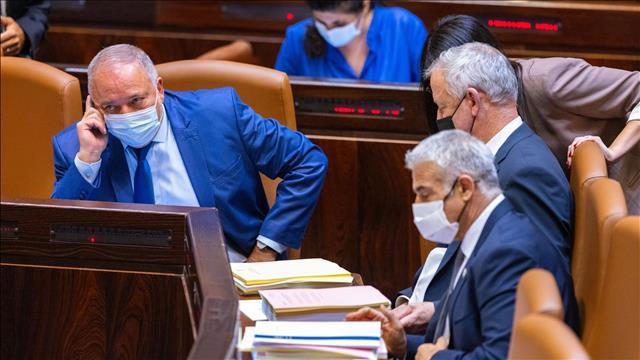 בני גנץ, אביגדור ליברמן ויאיר לפיד