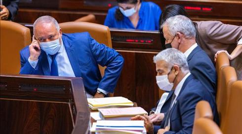 החזית בקואליציה נגד שר האוצר ליברמן