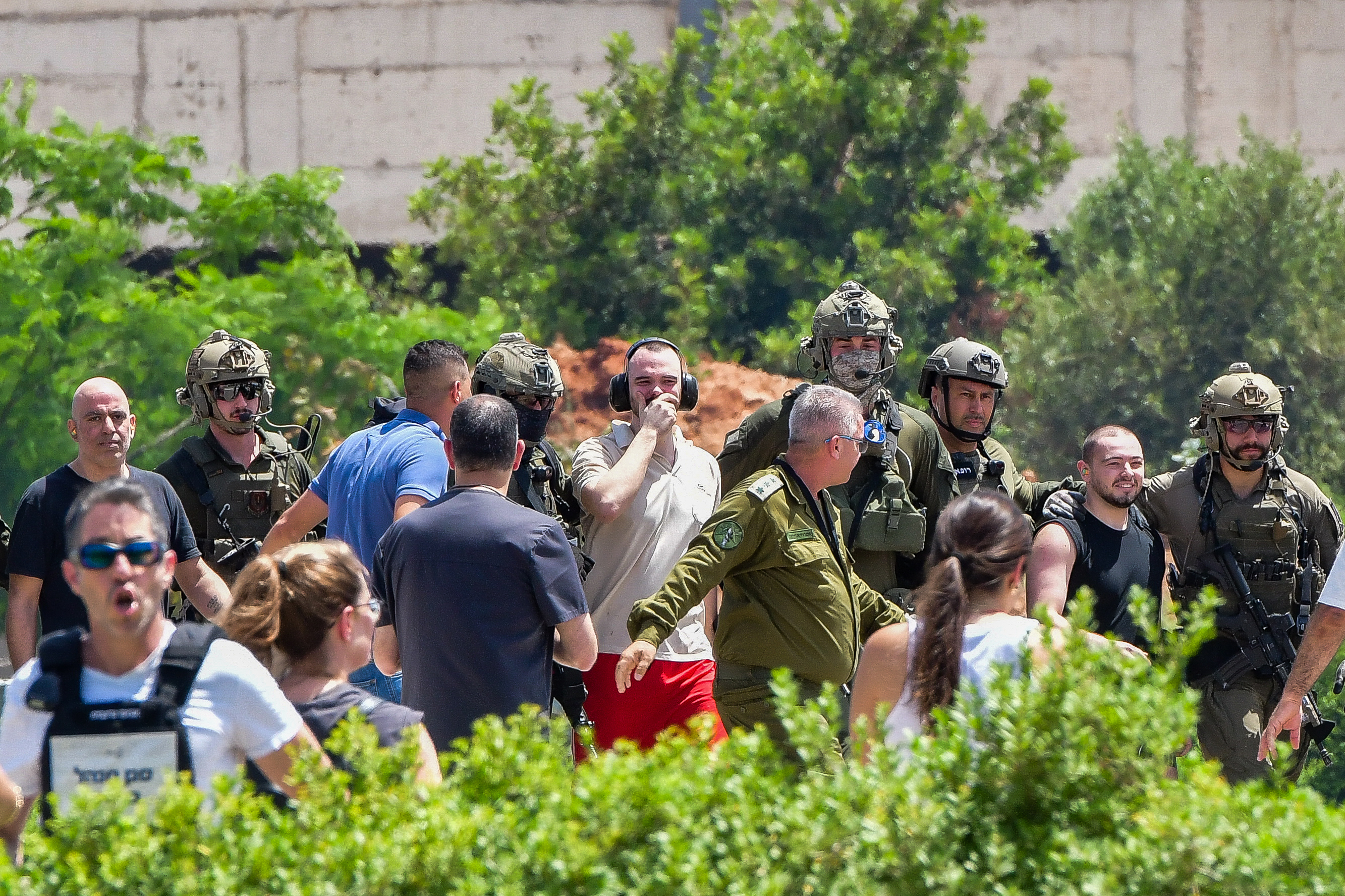 המשוחררים אנדרי קוזלוב, אלמוג מאיר ושלומי זיו מגיעים למרכז הרפואי שיבא ברמת גן